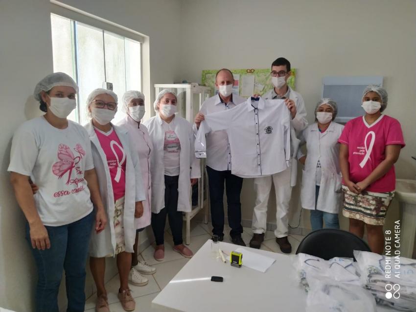 O Prefeito César e Secretario de Saúde Jair entregam os novos uniformes aos profissionais da saúde de Nova Bandeirantes