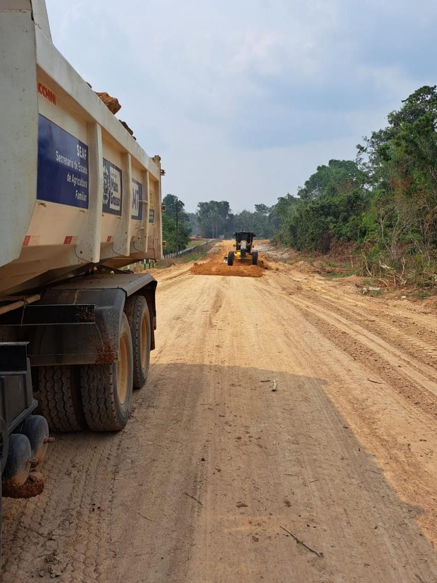 A Secretaria Municipal de Infraestrutura e Obras realizam patrolamento em estradas