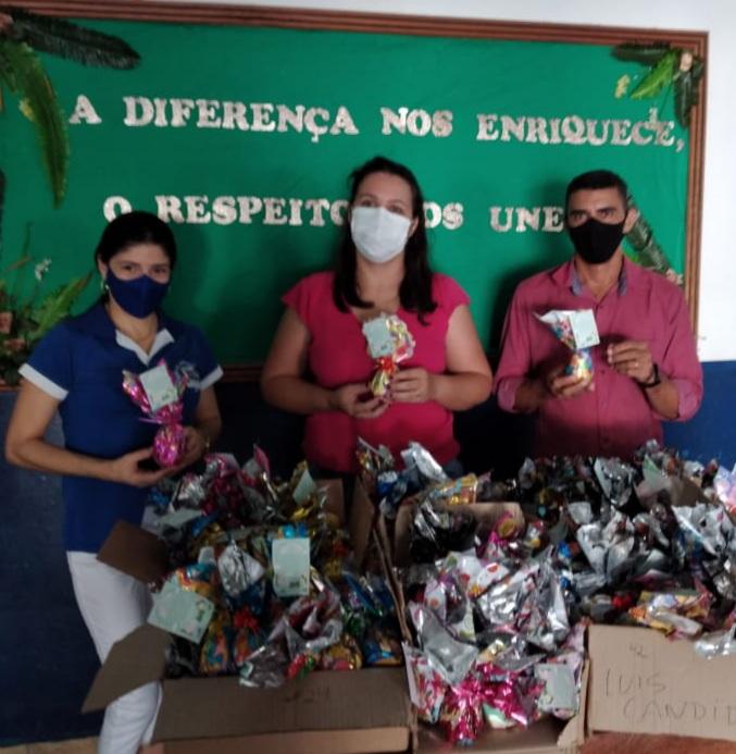 Primeira dama Ana Paula Périgo entrega chocolates para as crianças, em comemoração a Páscoa